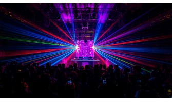 Illuminazione per DJ set: attrezzatura indispensabile