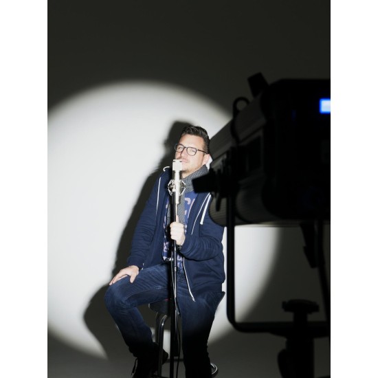 Spot profilato faro occhio di bue LED EUROLITE PFE-100 RGBW 100W Zoom 14-41 gradi DMX, followspot teatrale con diaframma scorrevole