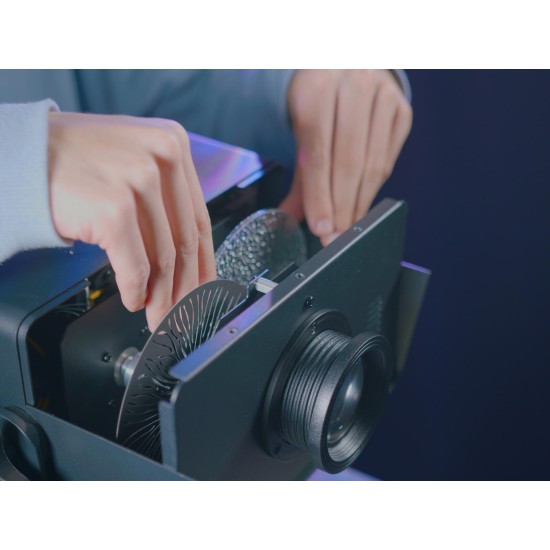 EUROLITE LED EVO-120 QCL: Proiettore LED Multieffetto per Illuminazione Scenografica